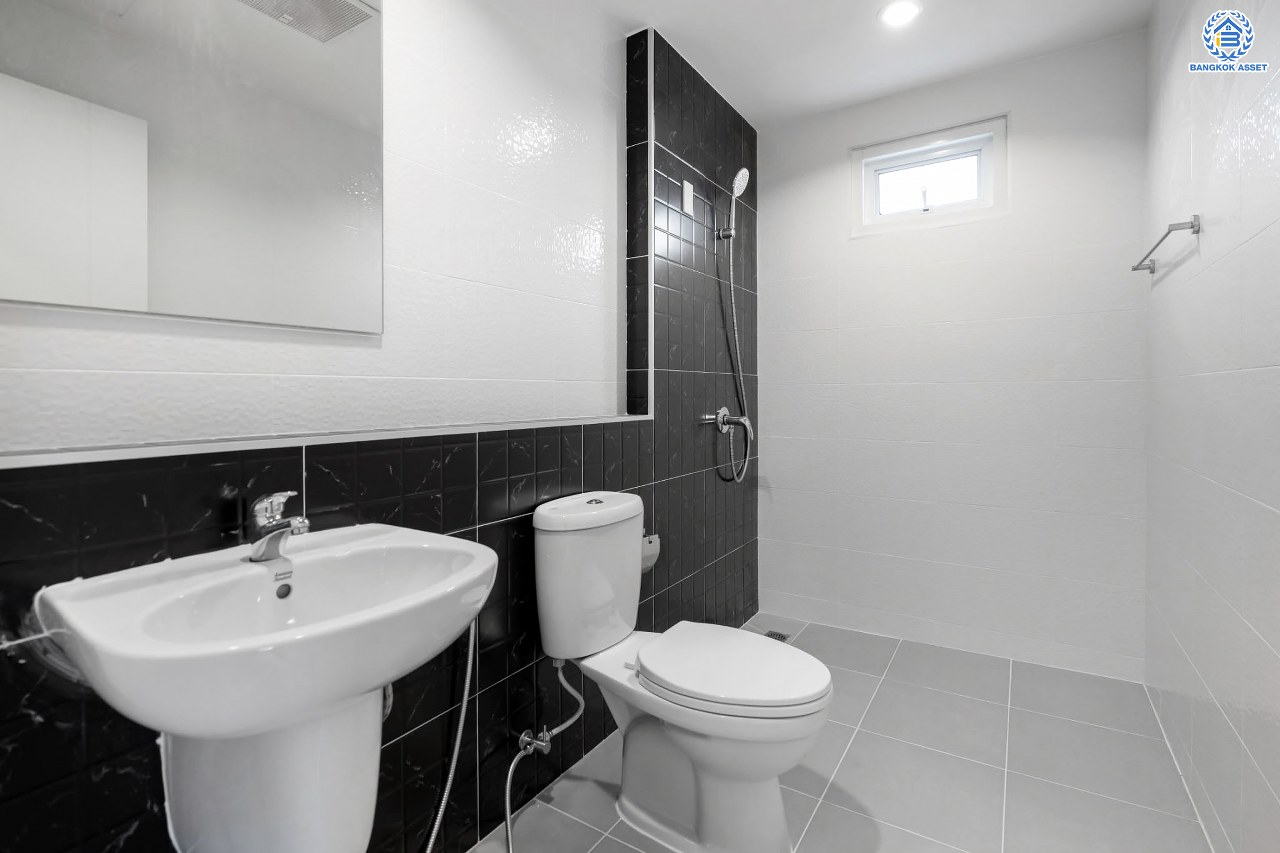 บ้านมือสองตกแต่งใหม่ โครงการ เดอะวิลเลจ แจ้งวัฒนะ-ติวานนท์ หลังมุม เนื้อที่ 58.4 ตร.ว. ดีไซน์ตอบทุกไลฟ์สไตล์ ฟังก์ชัน 3 ห้องนอน 2 ห้องน้ำ จอดรถได้ 2 คัน Living ชั้นล่างกว้างขวาง สามารถกั้นเป็นห้องเพิ่มได้สบาย ๆ บนทำเลติดถนนใหญ่ เชื่อมต่อทุกเส้นทาง ใกล้รถไฟฟ้าสายสีชมพู "สถานีแจ้งวัฒนะ-ปากเกร็ด28" และจุดขึ้นทางด่วน "ศรีสมาน"